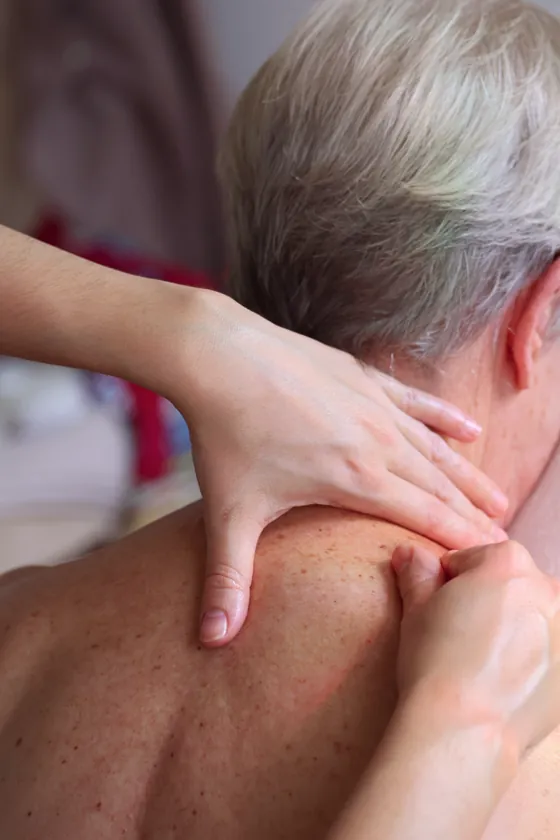 Massage des épaules sur chaise ergonomique